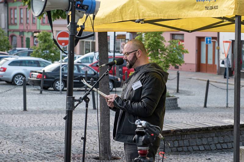 Nejsme slepí. S tímto mottem se na Starém náměstí v České Třebové sešlo okolo stovky lidí lidí na demonstraci za nezávislost justice.