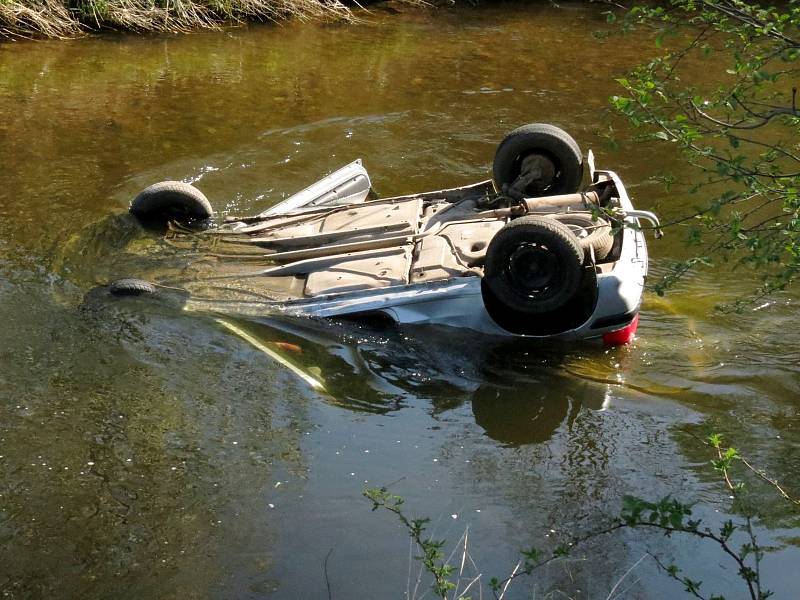 Žena „zaparkovala“ auto v korytě řeky