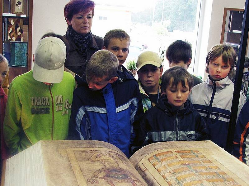 VZÁCNÁ MAKETA ĎÁBLOVY BIBLE, která vznikla v Žamberku v knihařské dílně Jiřího Fogla, je k zhlédnutí v Letohradě.