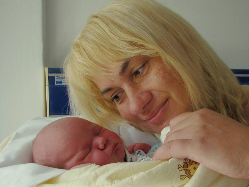 Lukáš Jansa se narodil 3. července ve 14.30 Monice a Jiřímu z Ústí nad Orlicí. Potěšil je hmotností 4,11 kg.