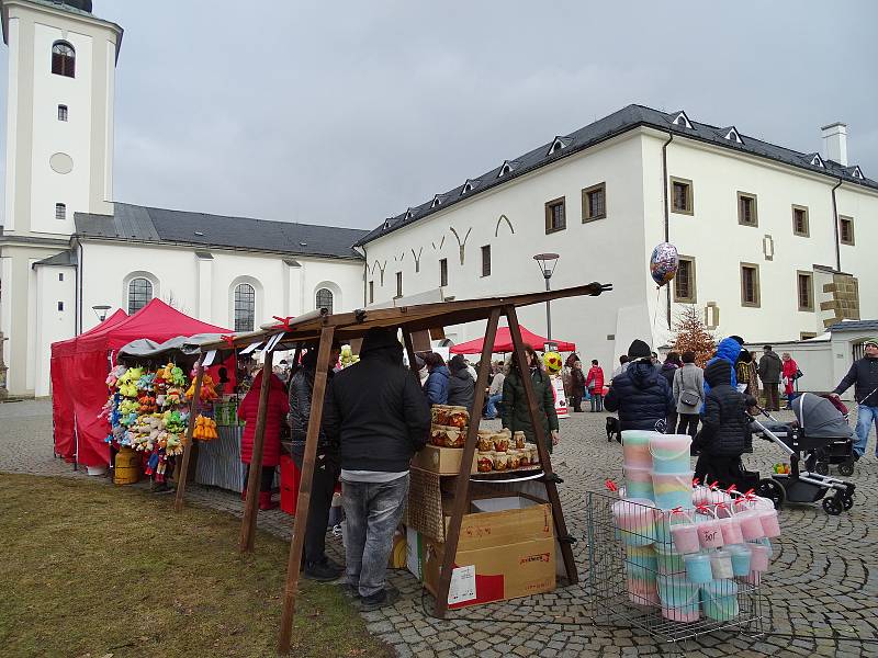 Lanškroun v sobotu ovládlo masopustní veselí. Ceny pro nejlepší masky si odnesla skupina studentů a profesorů z Bradavic, aktivní zdravotní sestřička a Marfuša s dcerkami. Masky i návštěvníky potěšily písničky Lanškrounského smíšeného sboru, lidové tance