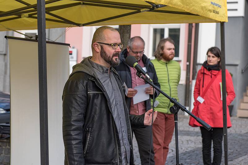 Nejsme slepí. S tímto mottem se na Starém náměstí v České Třebové sešlo okolo stovky lidí lidí na demonstraci za nezávislost justice.