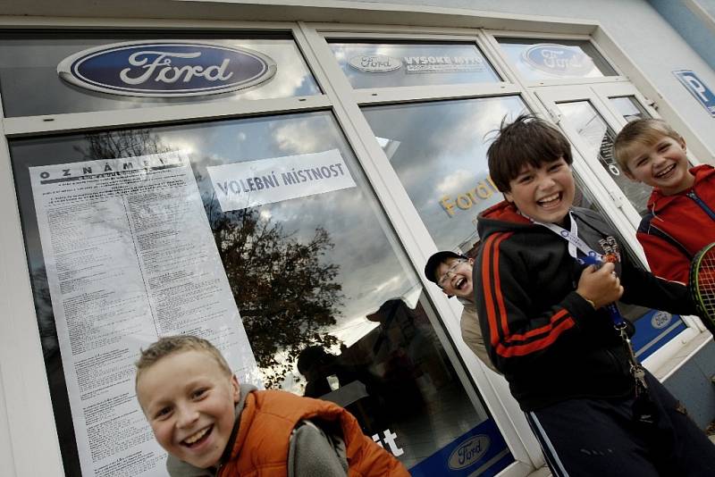 Ve Vysokém Mýtě se autosalon změnil ve volební místnost. 