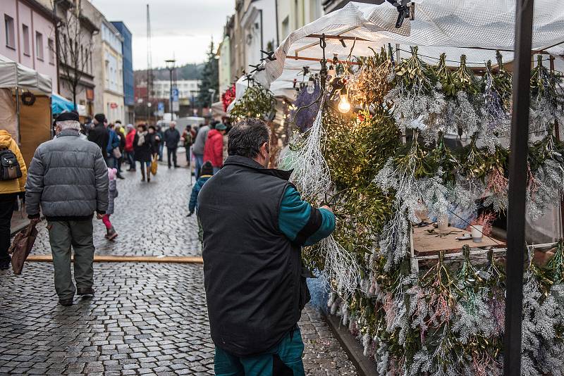 V Nádražní ulici v České Třebové se v neděli konaly vánoční trhy.