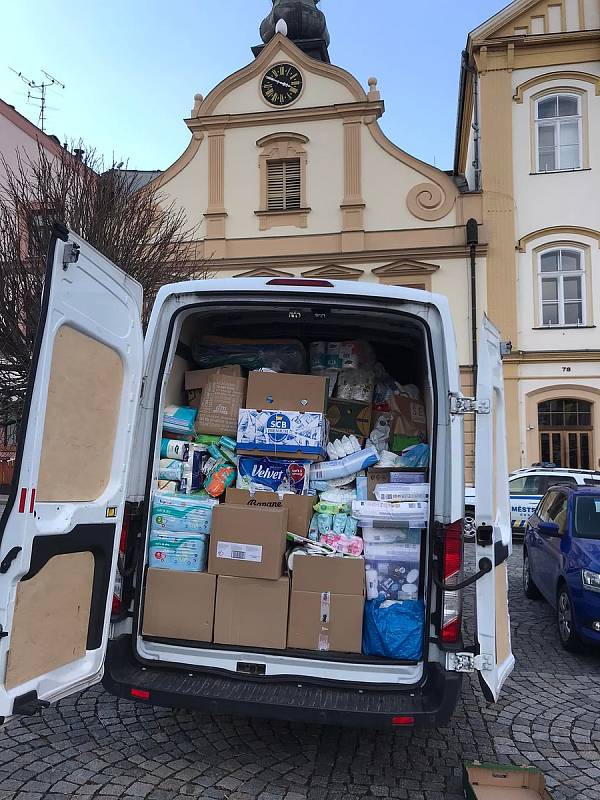 Českotřebováci se o víkendu složili a během tří hodin naplnili nákladní vůz s materiální pomocí pro Ukrajinské uprchlíky na hranicích.