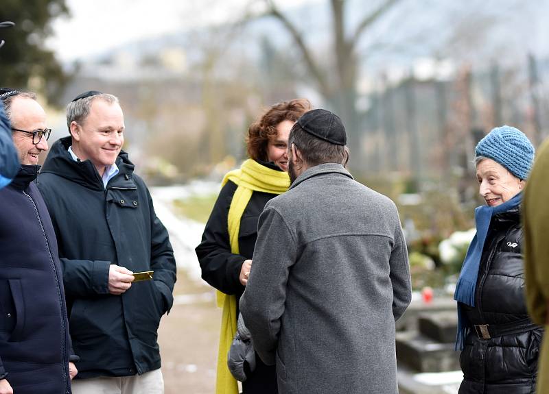 Odhalení pamětní desky pěti obětem holocaustu na hřbitově v Ústí nad Orlicí.