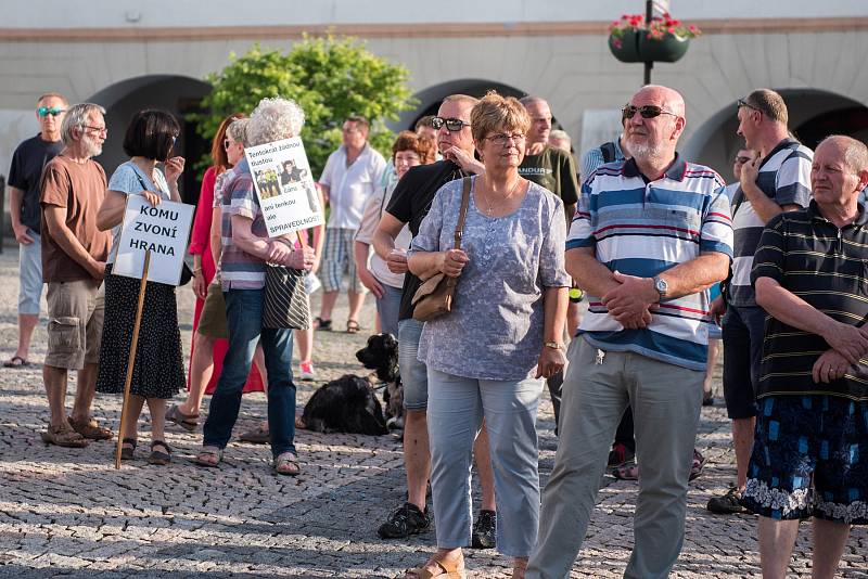 Při demonstraci v České Třebové zavoněl štrúdl