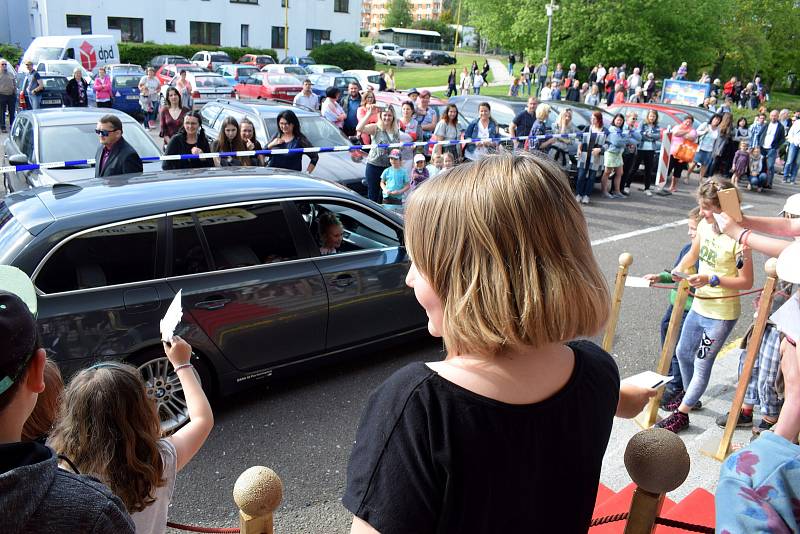 Základní škola U Dvora totiž pořádala tradiční Zahradní slavnost, tentokrát v tématu Hollywoodu.