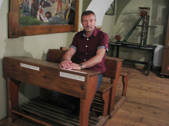 Školní třída v Muzeu řemesel v Letohradě: ředitel Pavel Tacl v lavici, ve které ve svých školních letech seděl.