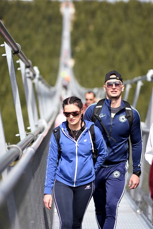 Na nejdelší visutý most na světě Sky Bridge 721 na Dolní Moravě vstoupili v pátek třináctého první stovky turistů.