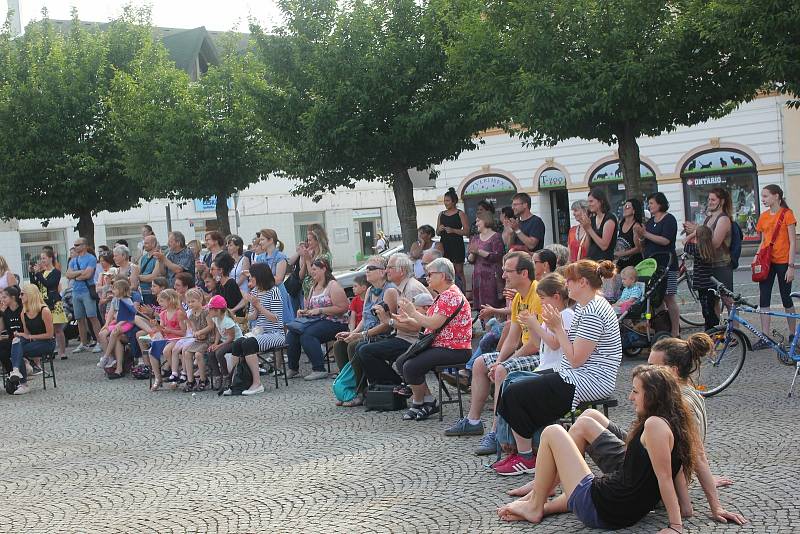 V rámci choceňského Skorofestivalu se na náměstí představily Letkyně ze souboru Holektiv.