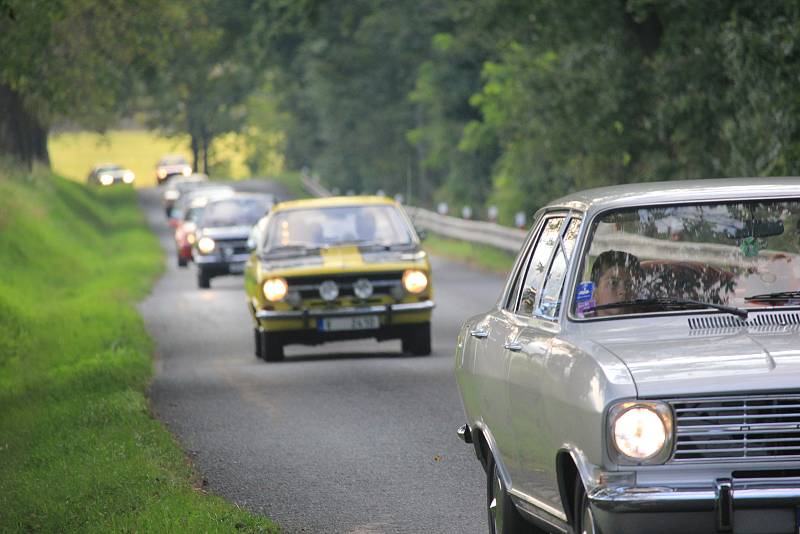 Druhý zářijový víkend se sešli v Chocni fanoušci veteránů vozů značky Opel.