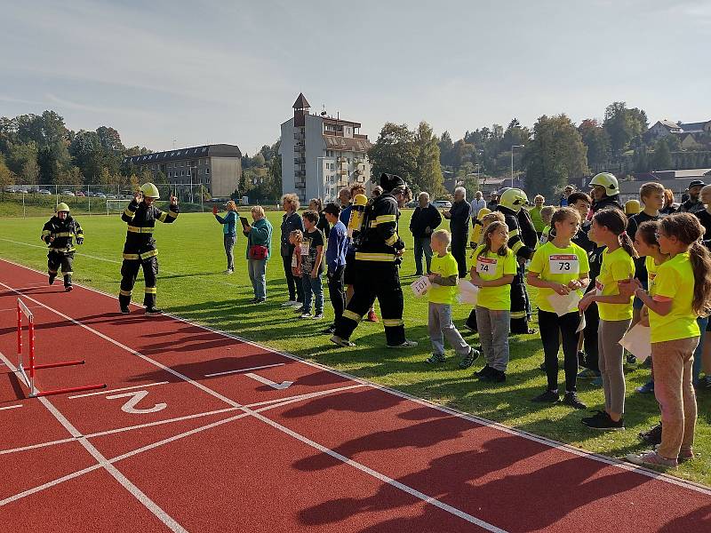 V Jablonném se zpožděním oslavili výstavbu nové běžecké dráhy.