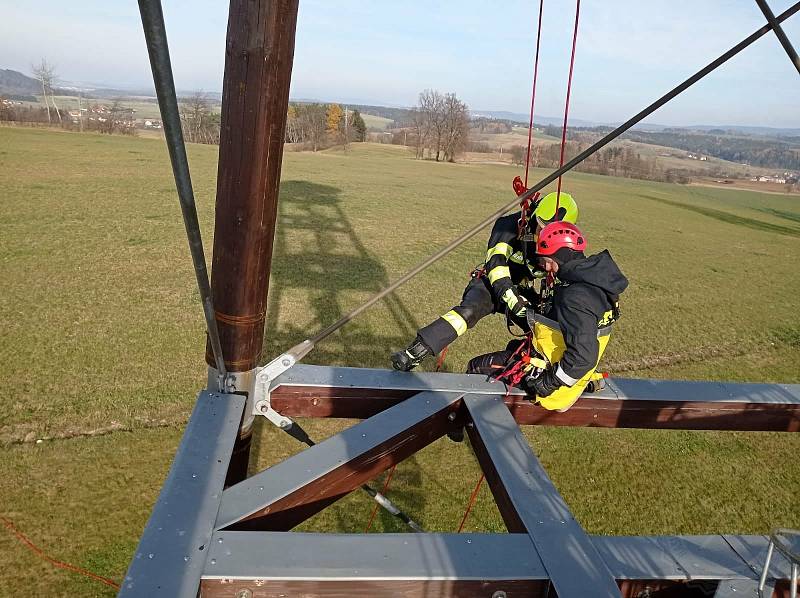 Profesionální hasiči trénovali na rozhledně u Lanškrouna.