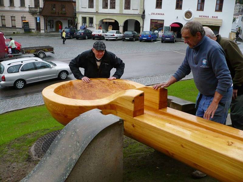 Instalování nové lžíce na náměstí v Jablonném nad Orlicí.