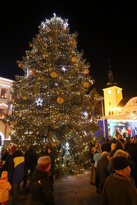 První adventní neděli 1. prosince byl na Mírovém náměstí v Ústí nad Orlicí zahájen tradiční Ústecký advent.