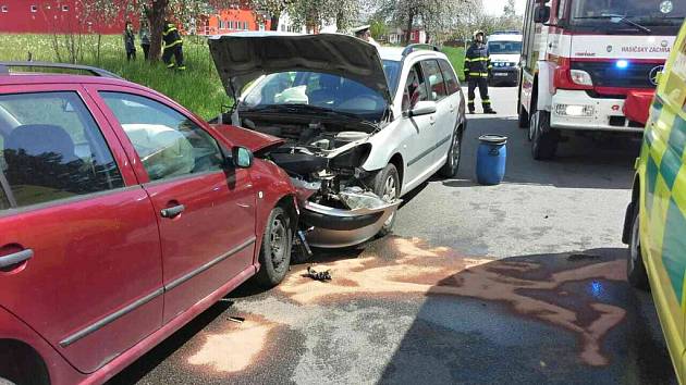 Čelní střet dvou automobilů si vyžádal osm zraněných včetně dvou dětí.