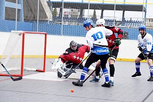 Výhra se nerodila snadno, ale letohradští hokejbalisté (v bílých dresech) nakonec na rivala z Dobřan nalezli recept.