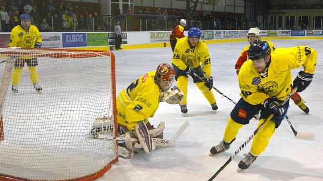 ŽLUTÉ dresy nebudou v semifinále Poháru V. Martince chybět. Rozhodla o tom výhra 6:3. V bitvě o finále se Spartak utká s Hlinskem. Začíná se v neděli na ledě Hlinska.