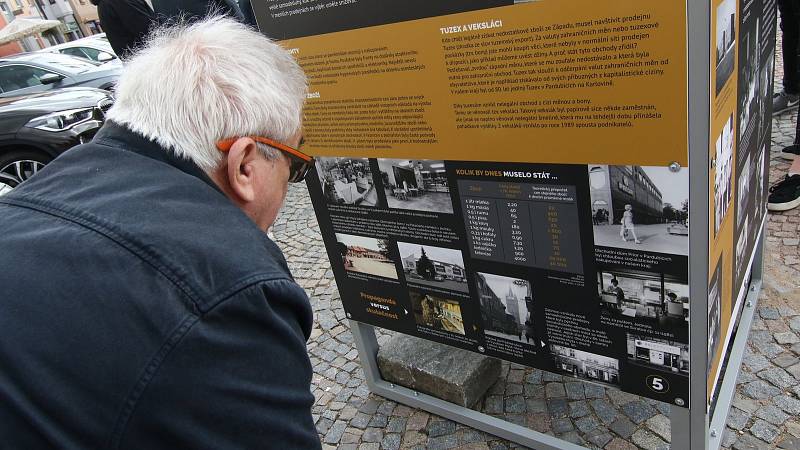 Ještě týden, do příští středy, bude na ústeckém Mírovém náměstí k vidění putovní výstava zvaná Než přišla svoboda. Výstava ukazuje situace před rokem 1989 a změny, ke kterým mohlo díky sametové revoluci dojít. Výstavu zahájil náměstek hejtmana Roman Línek