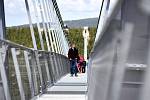 Na nejdelší visutý most na světě Sky Bridge 721 na Dolní Moravě vstoupili v pátek třináctého první stovky turistů.