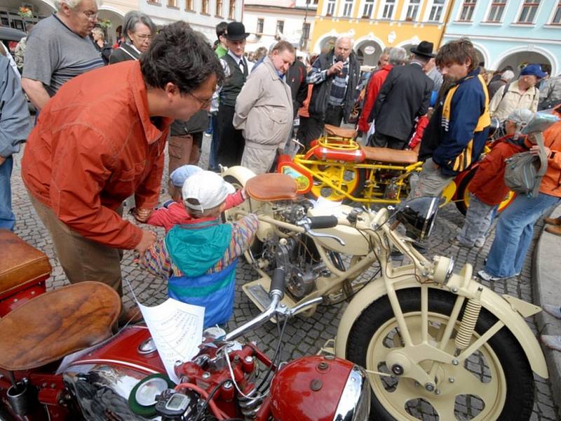 V popředí i v pozadí motocykly značky Böhmerland