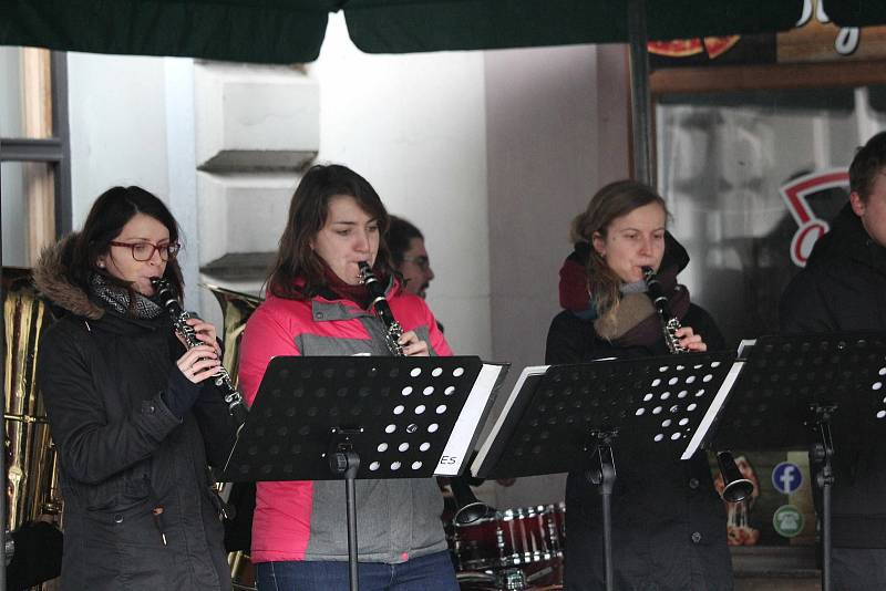 Choceň: Oslavy  už tradičně začaly na Tyršově náměstí Silvestrovskou dopolední veselicí, na které zahrály Choceňačka a Kantorský dixieland. V podvečer byl u dolních bubnů na Tiché Orlici odpálen ohňostroj.