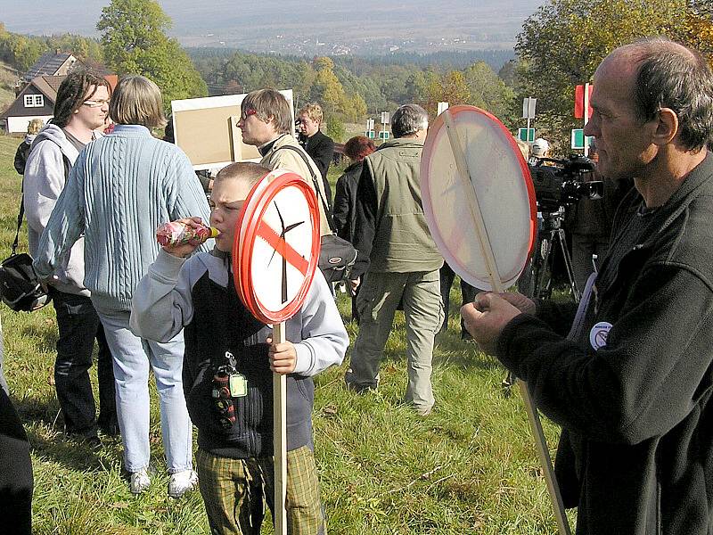 Protestu proti elektrárnám se účastnilo na 200 lidí.