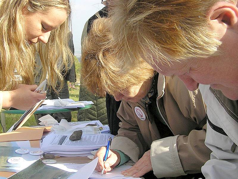 Protestu proti elektrárnám se účastnilo na 200 lidí.