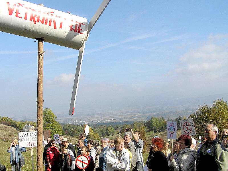 Protestu proti elektrárnám se účastnilo na 200 lidí.