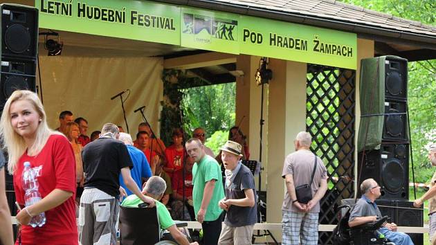 Letní hudební festival pod hradem Žampach.