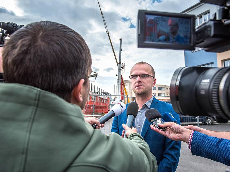 Umístění prvního vazníku na sportovní halu v České Třebové.