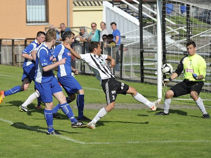 Ústečtí fotbalisté (v černobílém) prohráli s Náchodem 0:2