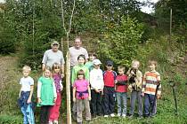 Děti z Lukové se zúčastnily celosvětové akce "Sázení stromů míru".