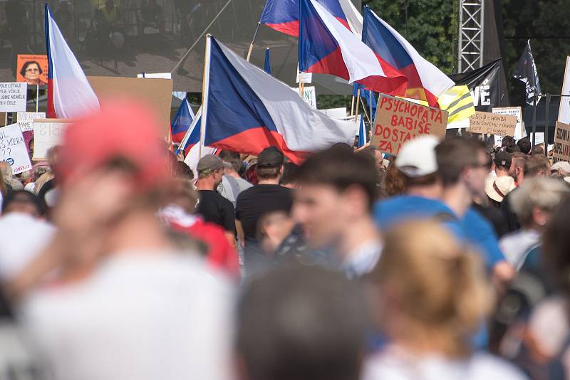 Na největší demonstraci od roku 1989 v Praze na Letné se sešly stovky tisíc lidí.