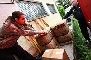 Příprava zásilky s humanitární pomocí, která směřuje z Ústí nad Orlicí do Valašského Meziříčí.