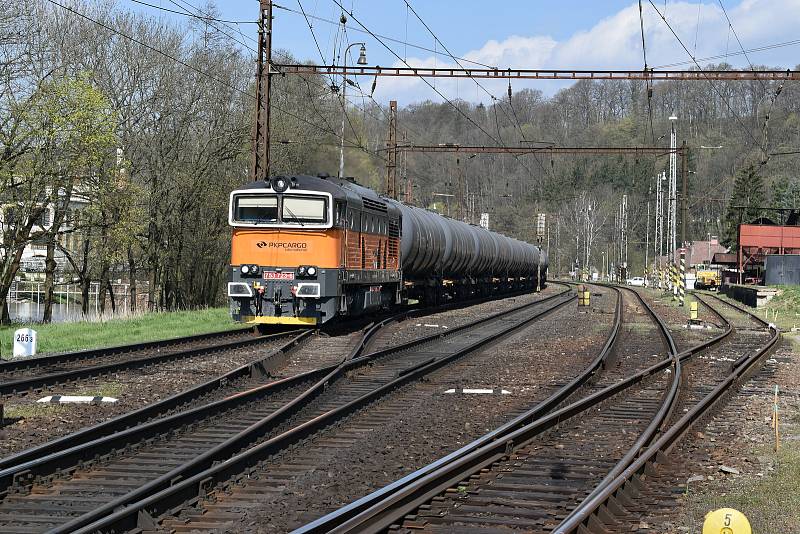 Slavnostním poklepáním kladívka na kolejnici v pátek dopoledne oficiálně začala rekonstrukce trati mezi Ústím nad Orlicí a Brandýsem nad Orlicí.