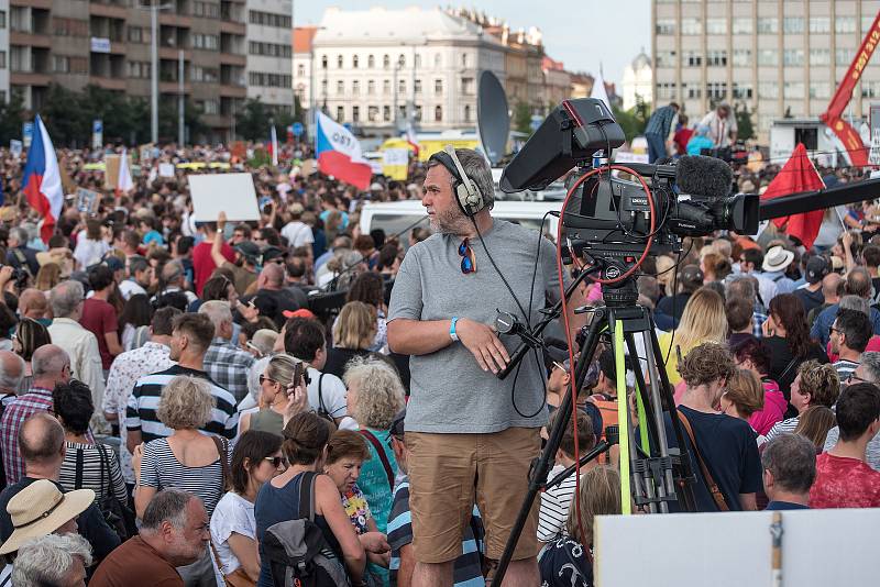 Na největší demonstraci od roku 1989 v Praze na Letné se sešly stovky tisíc lidí.