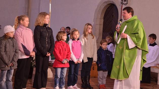 Bohoslužba ústecké farnosti před televizními kamerami.