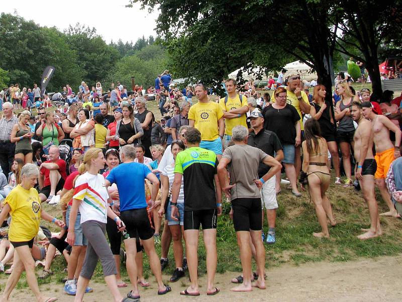 Závody dračích lodí na Pastvinách 2016.