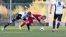 NEPOUŠTĚT MÍČ z dohledu za žádné situace, což dokumentuje výraz obránce Marka Coufala. Fotbalisté Ústí budou na svém hřišti hájit v jarní části neporazitelnost.