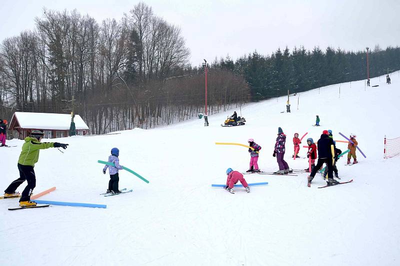 Z výuky lyžování školáků z Písečné, kterou zajistili studenti a pedagogové z Letohradského soukromého gymnázia.