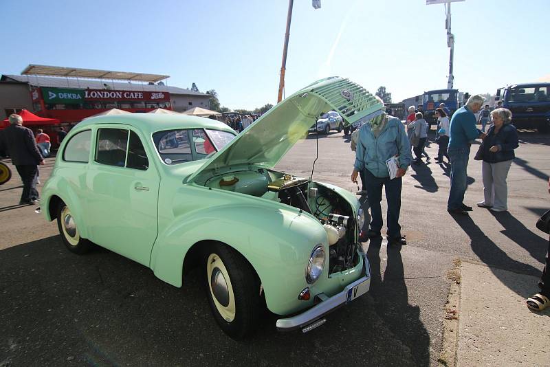 Autosalon lákal tisíce lidí.