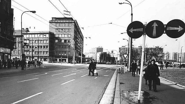 Třída Míru, pojmenována takto od roku 1962 (do té doby Stalinova třída), byla trychtýřovitě otevřena do náměstí Budovatelů v roce 1972, kdy byl na jejím konci zbořen hotel Veselka. Na fotografii můžete vidět konec třídy Míru v roce 1983.