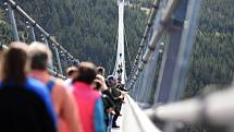 Na nejdelší visutý most na světě Sky Bridge 721 na Dolní Moravě vstoupili v pátek třináctého první stovky turistů.