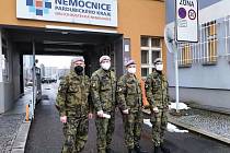 V nemocnici v Ústí nad Orlicí pomáhají vojáci.
