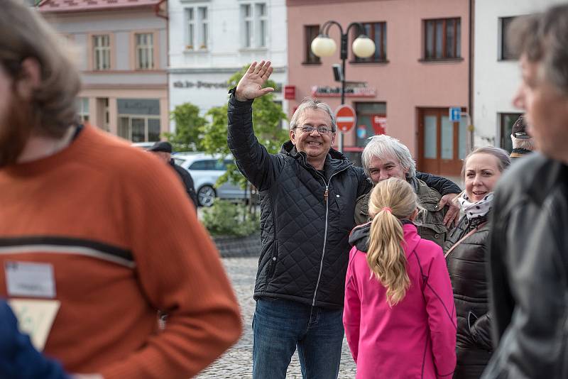 Nejsme slepí. S tímto mottem se na Starém náměstí v České Třebové sešlo okolo stovky lidí lidí na demonstraci za nezávislost justice.