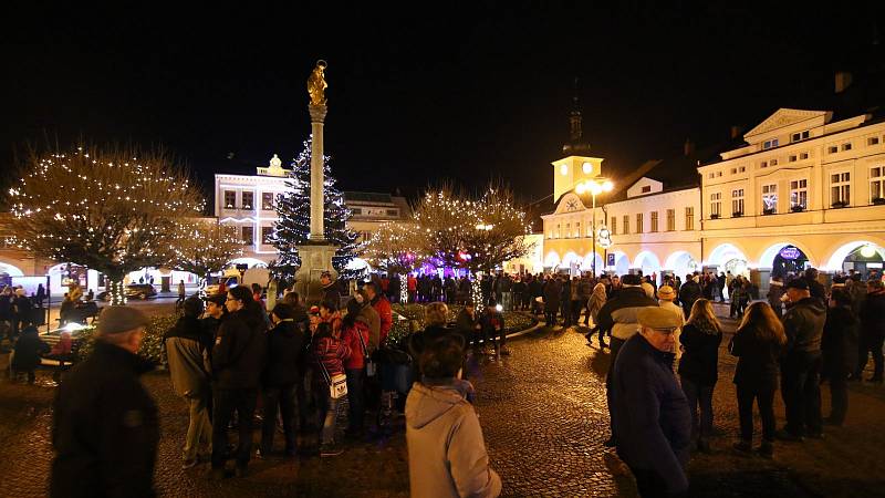 ÚSTÍ NAD ORLICÍ. Na Mírovém náměstí v Ústí nad Orlicí na Silvestra vystoupila revivalová kapela Smokie Forever. Následoval ohňostroj, před kterým zaplněné náměstí pozdravil starosta Petr Hájek s místostarosty.