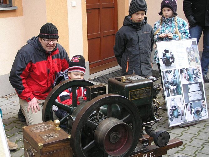 Jak funguje motor, se do Regionálního muzea ve Vysokém Mýtě přišli podívat především kluci s tatínky a dědečky.