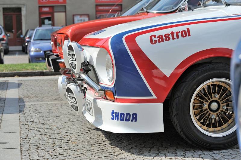 Sraz vozů Škoda 110R Coupé ve Vysokém Mýtě.